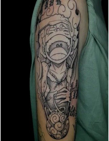 Personaje ilustrado estilo anime tatuado en el brazo