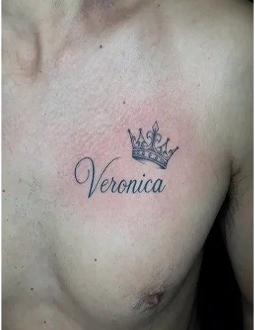 Nombre Verónica con corona tatuado en el pecho