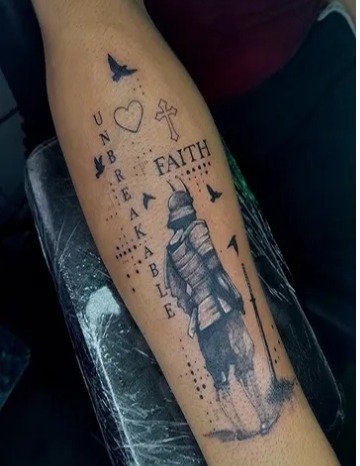 Samurái con la palabra Unbreakable en el antebrazo
