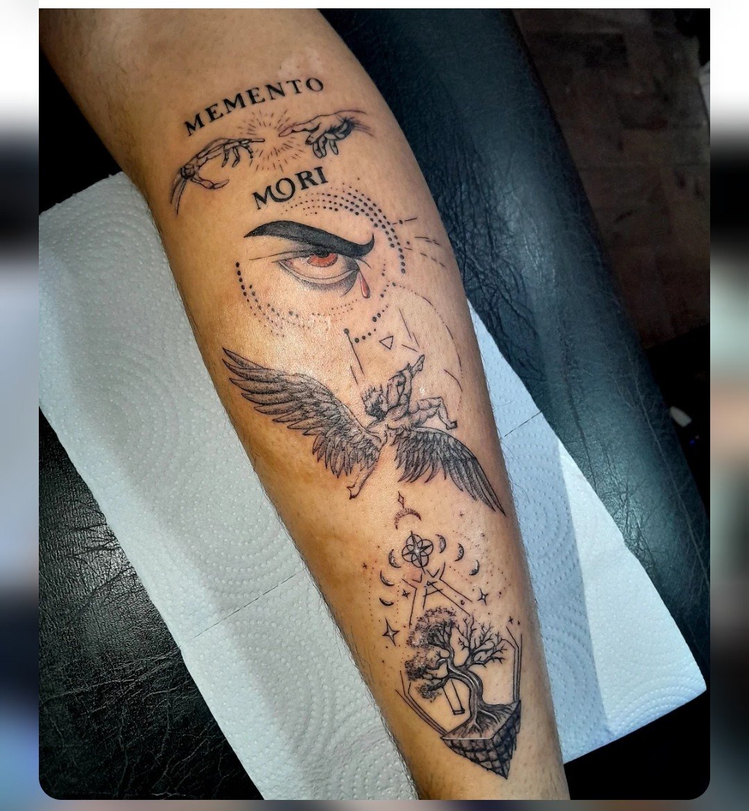 Composición Memento Mori con ojo y ángel en el antebrazo