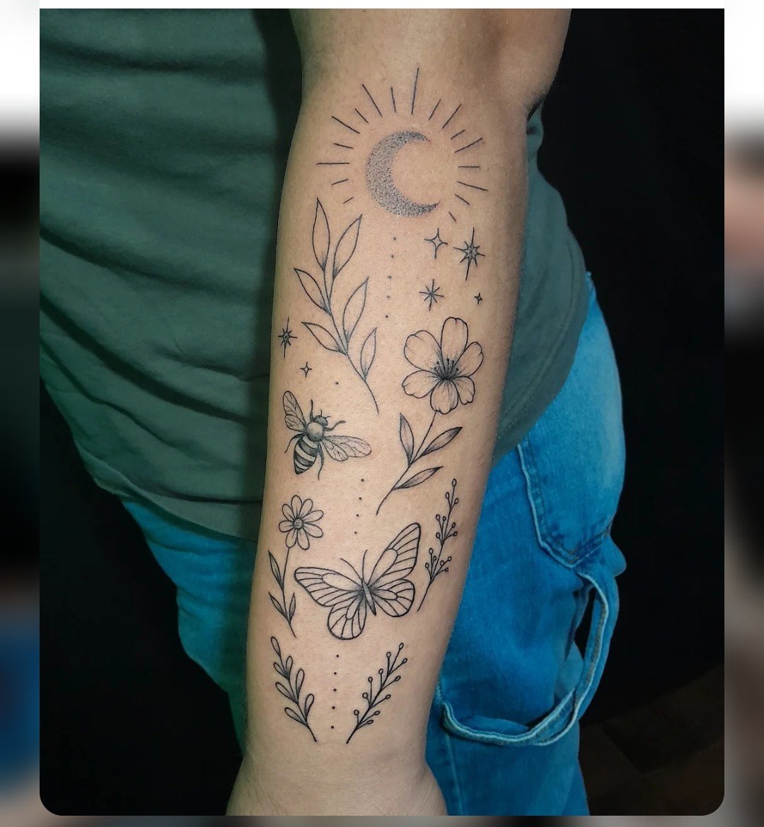 Tatuaje de luna, ramas y mariposa en línea fina, Nizzi Tattoo Junín